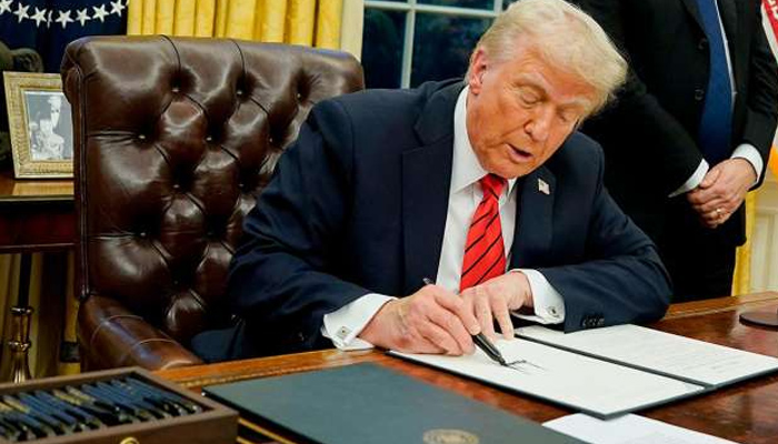 سپریم کورٹ کے فیصلے پر غصہ، امریکی صدر ٹرمپ نے عالمی ٹیرف 10سے بڑھا کر 15 فیصد کر دیا