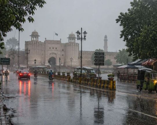 لاہور سمیت پنجاب بھر میں آندھی کے ساتھ بارش کا امکان
