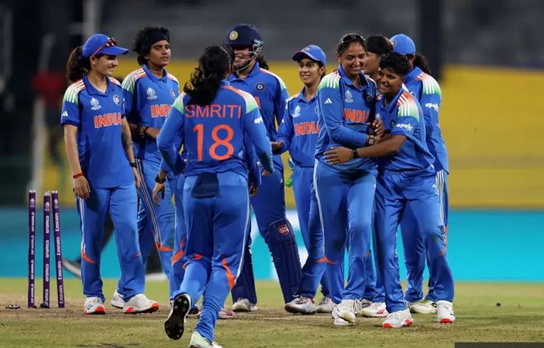 ٹاس کا تنازع، کیڑوں کی بہتات اور الجھنوں کے درمیان ویمنز کرکٹ ورلڈ کپ میں پاکستان کو انڈیا کے ہاتھوں 88 رنز سے شکست 